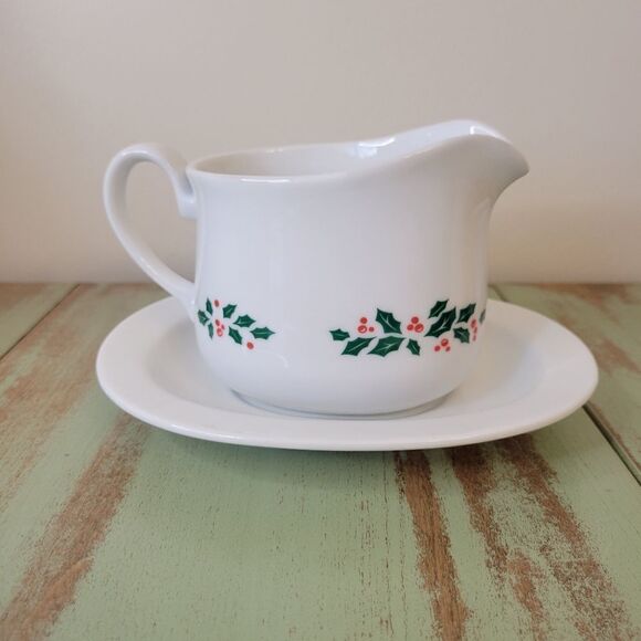 New in Box Vintage Corelle Winter Holly Ceramic Gravy Boat with Underplate - Picture 4 of 16